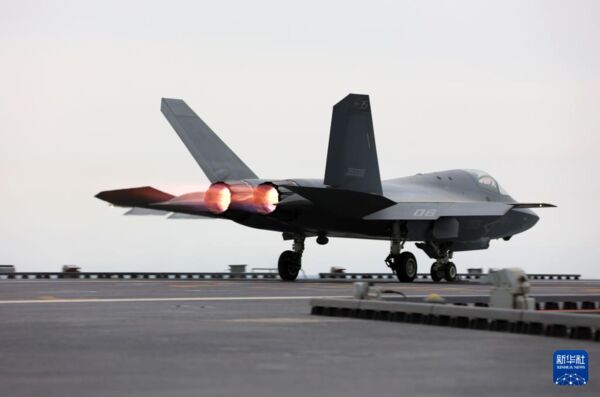 ▲▼殲-35艦載戰鬥機從福建艦上電磁彈射起飛。(圖/翻攝自新華社)