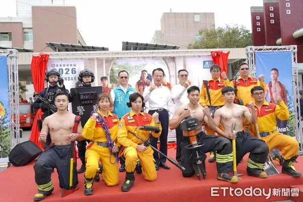 ▲▼ 嘉義縣消防桌曆強強聯手帥氣登場 。(圖/嘉義縣消防局提供)