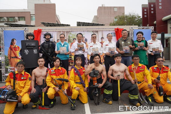 ▲▼ 嘉義縣消防桌曆強強聯手帥氣登場 。(圖/嘉義縣消防局提供)
