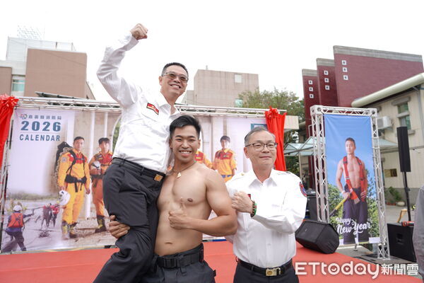 ▲▼ 嘉義縣消防桌曆強強聯手帥氣登場 。(圖/嘉義縣消防局提供)