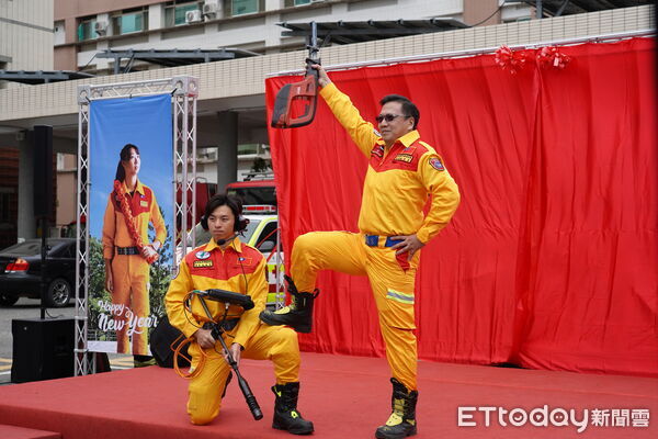 ▲▼ 嘉義縣消防桌曆強強聯手帥氣登場 。(圖/嘉義縣消防局提供)