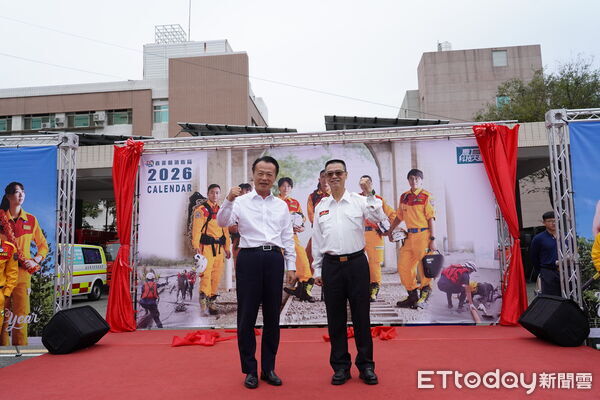▲▼ 嘉義縣消防桌曆強強聯手帥氣登場 。(圖/嘉義縣消防局提供)