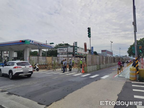 ▲▼桃園女恍神「開進捷運工地」 連人帶車墜8m深大坑洞。(圖/記者沈繼昌翻攝)