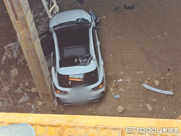 ▲▼桃園女恍神「開進捷運工地」 連人帶車墜8m深大坑洞。(圖/記者沈繼昌翻攝)