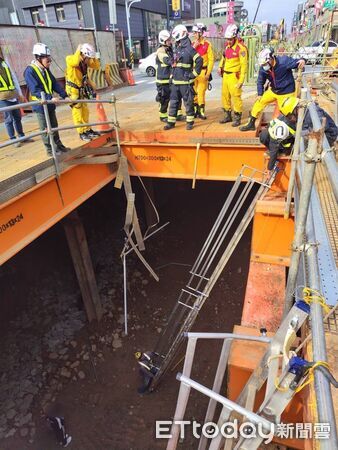 ▲▼桃園女恍神「開進捷運工地」 連人帶車墜8m深大坑洞。(圖/記者沈繼昌翻攝)