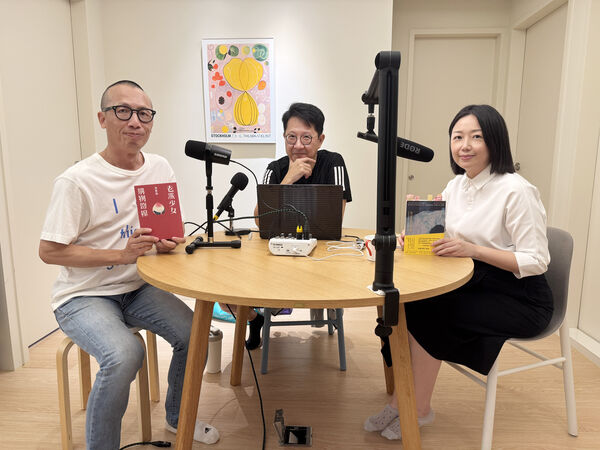 ▲▼節目也邀請作家洪愛珠,分享母親離世後的心路歷程。左至右:黃俊隆、韓嵩齡、洪愛珠。(圖/自轉星球)