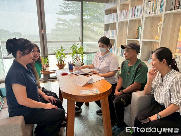 ▲新住民通譯協助移工了解求職流程,現場互動情形。(圖/記者游瓊華翻攝)