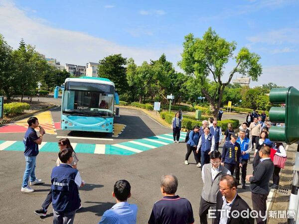 ▲戶外體驗區可實際觀察大型車內輪差示範,了解視野死角位置。(圖/記者游瓊華翻攝)