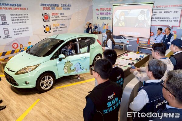 ▲戶外體驗區可實際觀察大型車內輪差示範,了解視野死角位置。(圖/記者游瓊華翻攝)