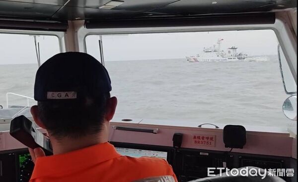 ▲▼海巡派出多艘巡防艇貼身監控,透過中英廣播強勢要求離開。(圖/記者鄭逢時翻攝)