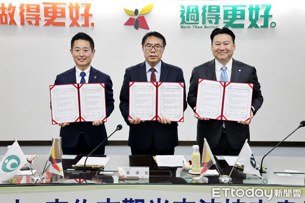 ▲台南市黃偉哲市長20日與日本大分縣別府市長野恭紘市長、宇佐市後藤竜也市長共同簽署「台南市、別府市及宇佐市觀光交流協定書」。(圖/記者林東良翻攝,下同)