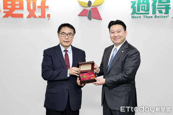 ▲台南市黃偉哲市長20日與日本大分縣別府市長野恭紘市長、宇佐市後藤竜也市長共同簽署「台南市、別府市及宇佐市觀光交流協定書」。(圖/記者林東良翻攝,下同)