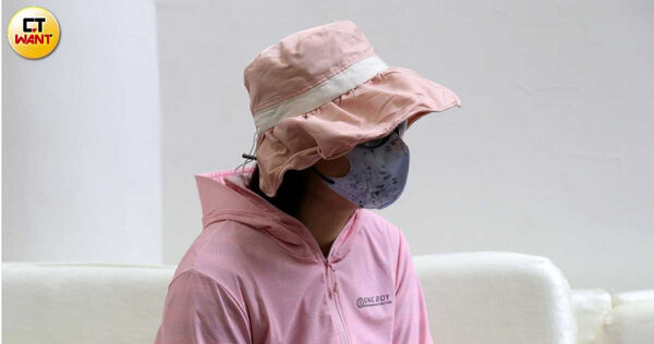 受虐幼童母親控訴,社會局僅作出最輕懲處且未公布涉案老師姓名,孩子卻承受身心創傷,讓她難以接受這樣的結果。(圖/方萬民攝)