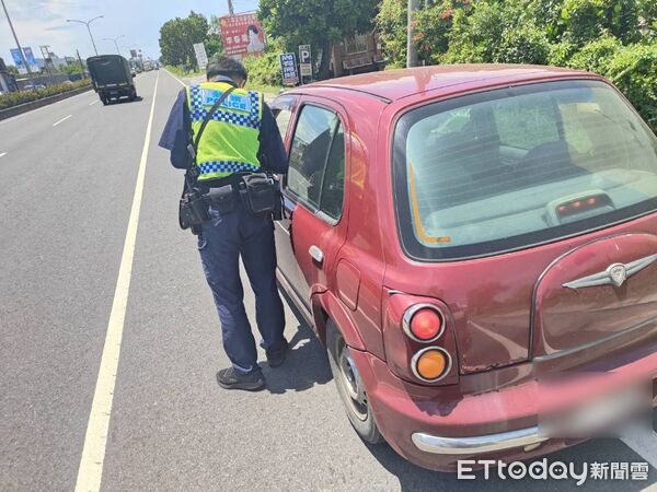 ▲恆春警方配合縣警局交通隊取締無照駕駛。(圖/記者陳崑福翻攝)