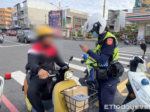 ▲恆春警方配合縣警局交通隊取締無照駕駛。(圖/記者陳崑福翻攝)