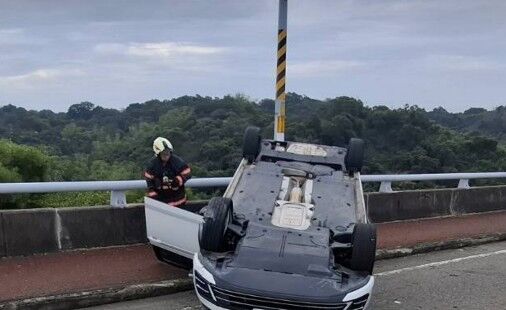 ▲彰化台74甲線東外環發生自撞翻覆。(圖/警方提供,以下同)