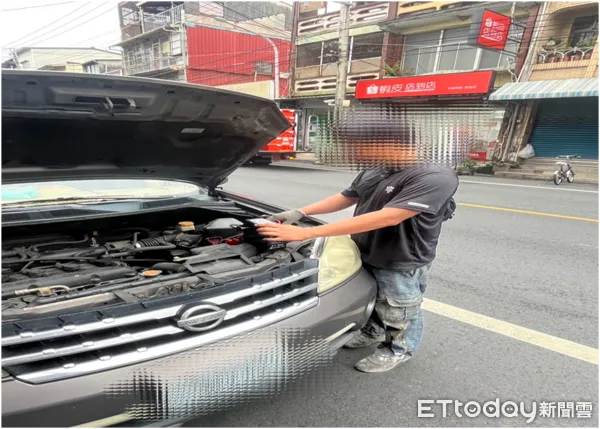 ▲內埔警方協助林男啟動車輛。(圖/記者陳崑福翻攝)