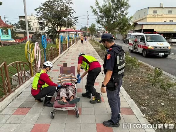 ▲里港警方即時救助黃男。(圖/記者陳崑福翻攝)