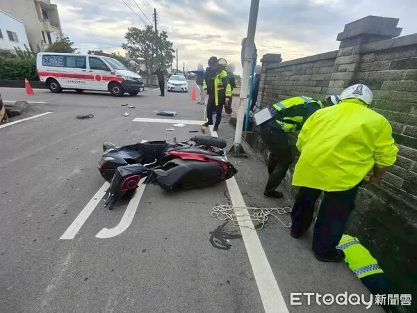 ▲苑裡鎮社苓重劃區發生2部機車碰撞,16歲高中生摔飛水溝、重傷昏迷,另1名騎士倒臥馬路,2名騎士都送醫。(圖/記者楊永盛翻攝)