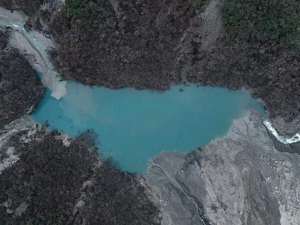 ▲馬太鞍溪堰塞湖水位下降132.6公尺,第3湖區則已完全消失。(圖/翻攝自林業及自然保育署網站)