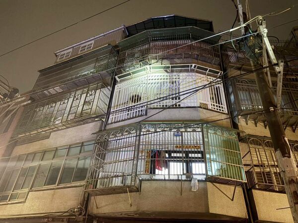 ▲桃園市八德區民宅今天凌晨發生火警,警消於30分鐘內撲滅火勢。(圖/民眾提供)