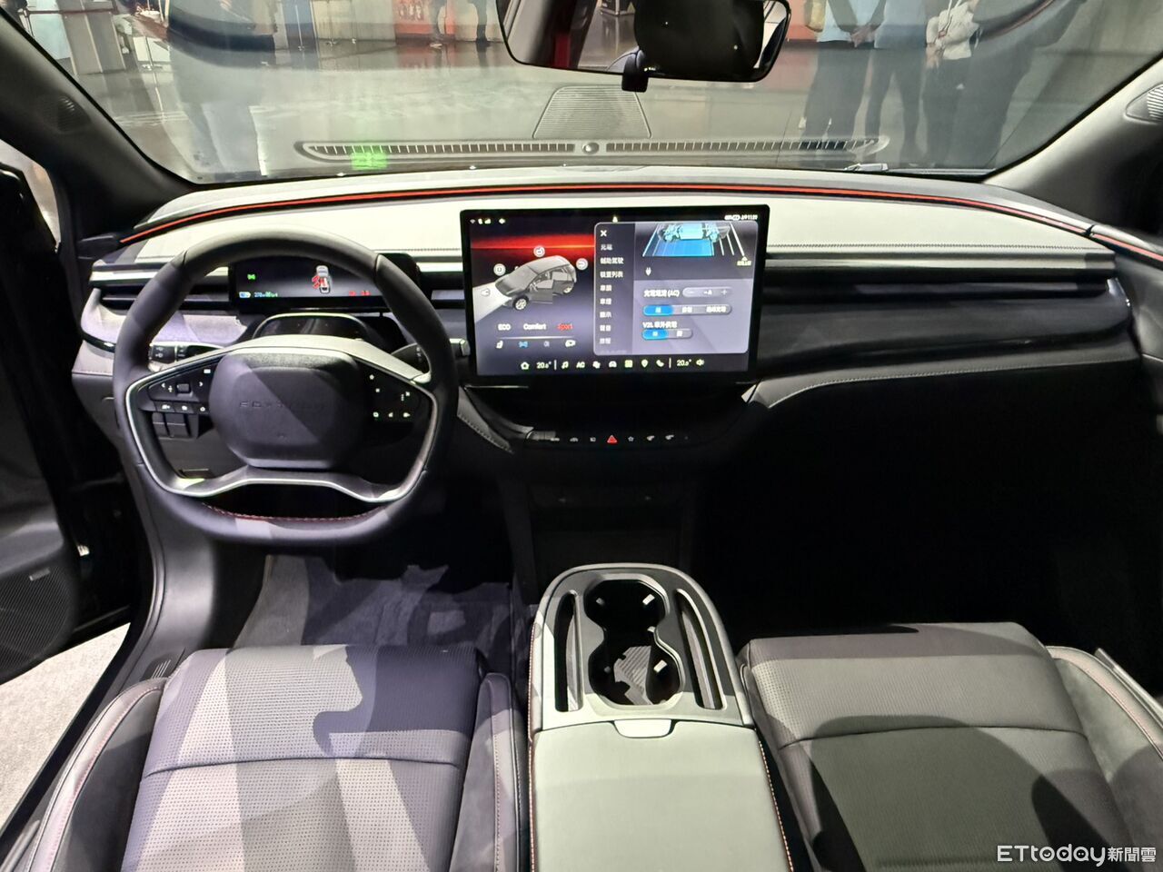 ▲鴻海Model B現場已經展示量產市售規格。(圖/記者徐煜展攝)