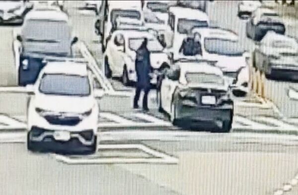 ▲桃園警方昨天上午在桃園區文中路、龍安街口處發現一輛自小客車停在路口中一動也不動,立即上前查看。(圖/桃園警方提供)