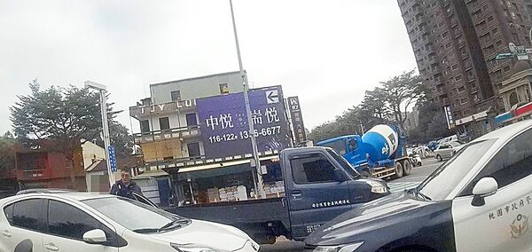 ▲桃園警方昨天上午在桃園區文中路、龍安街口處發現一輛自小客車停在路口中一動也不動,員警以巡邏車堵住上前盤查。(圖/桃園警方提供)