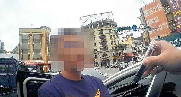 ▲桃園警方員警發現邱姓男子手握煙彈疑似二級毒品,將邱男帶回派出所偵訊與檢驗煙彈。(圖/桃園警方提供)