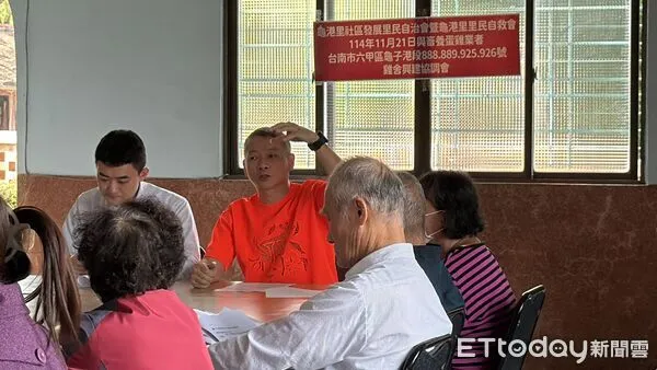 ▲龜港里雞舍興建協調會吸引上百位里民到場聆聽業者說明。(記者林東良翻攝,下同)