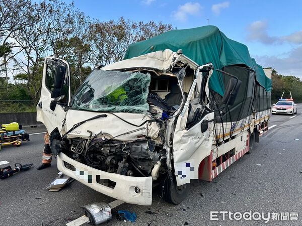 ▲國道1號4車追撞車禍,小貨車駕駛受困車內,警消破門救人。(圖/記者楊永盛翻攝,下同)
