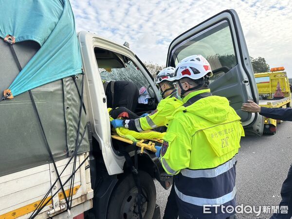 ▲國道1號4車追撞車禍,小貨車駕駛受困車內,警消破門救人。(圖/記者楊永盛翻攝,下同)