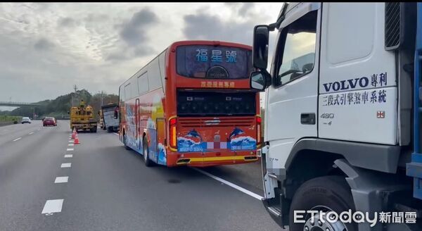 ▲國道1號4車追撞車禍,小貨車駕駛受困車內,警消破門救人。(圖/記者楊永盛翻攝,下同)