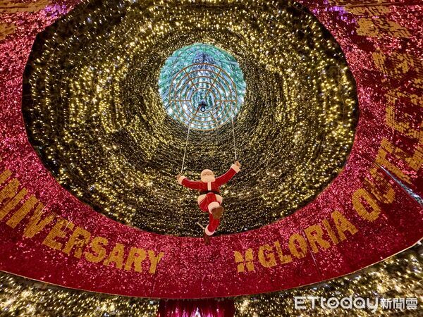 ▲桃園華泰名品城聖誕村今(21日)點燈開村。(圖/記者彭懷玉攝)