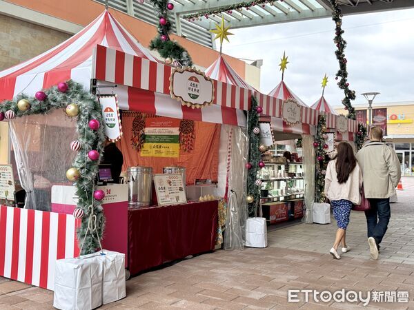▲桃園華泰名品城聖誕村今(21日)點燈開村。(圖/記者彭懷玉攝)