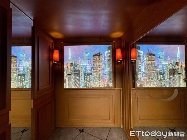 ▲桃園華泰名品城聖誕村今(21日)點燈開村。(圖/記者彭懷玉攝)