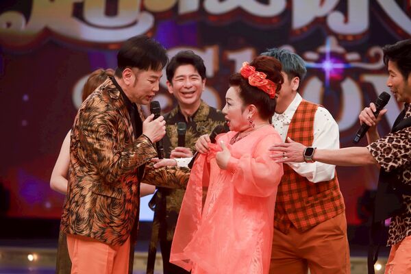 ▲吳淑敏與荒山亮對唱。(圖/民視提供)