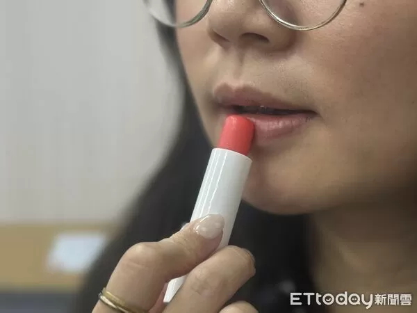 ▲▼擦護唇膏、化妝品,資料照。(圖/記者洪巧藍攝)