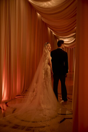 ▲林映唯婚禮以蕾絲透紗禮服性感亮相。(圖/自由試娛樂提供)