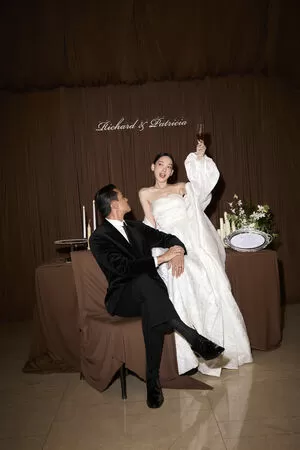 ▲林映唯婚禮以蕾絲透紗禮服性感亮相。(圖/自由試娛樂提供)