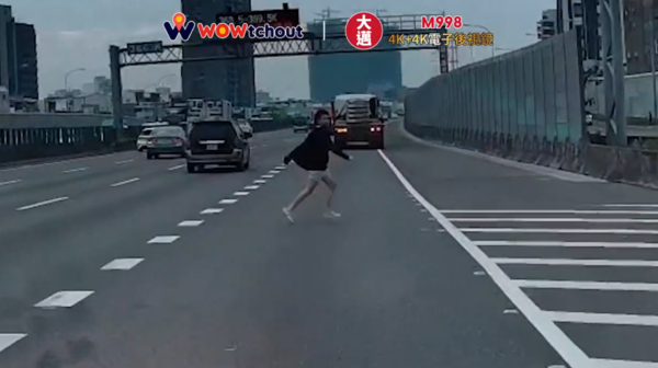 ▲▼ 國1兩車追撞,其中1輛車內的3人竟棄車逃跑。(圖/翻攝自Wowtchout地圖型行車影像分享平台)