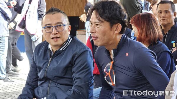 ▲▼民眾黨主席黃國昌與秘書長周榆修出席「台灣有愛 民眾溫情 士北有姐 寒冬送暖」園遊會。(圖/記者呂佳賢攝)