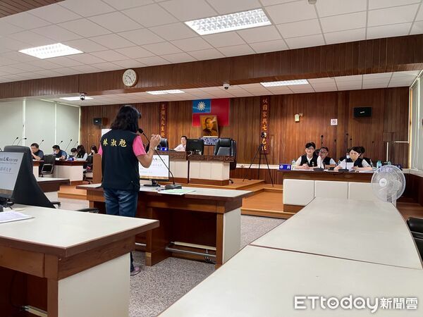 ▲5位太保市民代表會代表呼籲大會加速審議災後振興金追加預算案。(圖/記者翁伊森翻攝,下同)