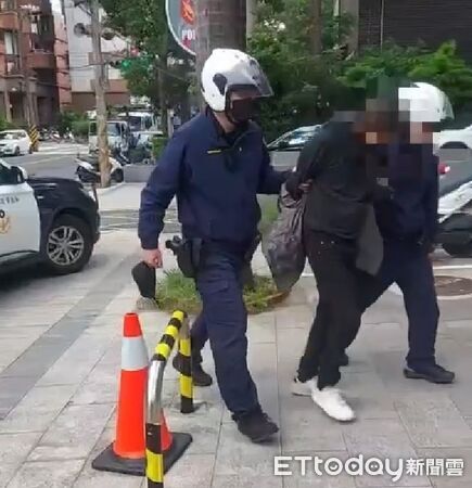 ▲三重一男子持鐵棍隨機攻擊路邊民眾,造成2人受傷。(圖/記者陸運陞翻攝)