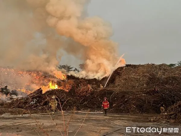 ▲白河秀祐橋旁廢棄物起火,火勢延燒逾3千平方公尺,消防全力搶救。(圖/記者林東良翻攝,下同)
