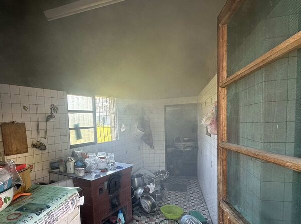 ▲午仔魚煎到臭伙搭。(圖/消防提供)