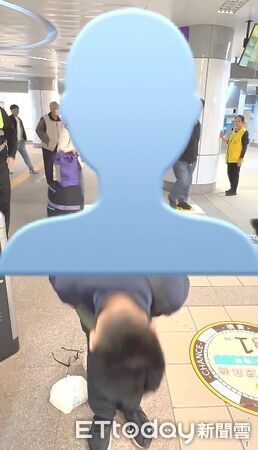 ▲李男被發現轉頭,逆著手扶梯方向就跑。(圖/記者陸運陞翻攝)