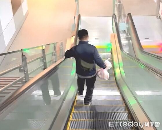 ▲李男被發現轉頭,逆著手扶梯方向就跑。(圖/記者陸運陞翻攝)