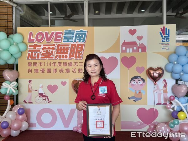 ▲台南市府舉行績優志工表揚典禮,黃偉哲市場到場親頒獎肯定志工付出。(記者林東良翻攝,下同)