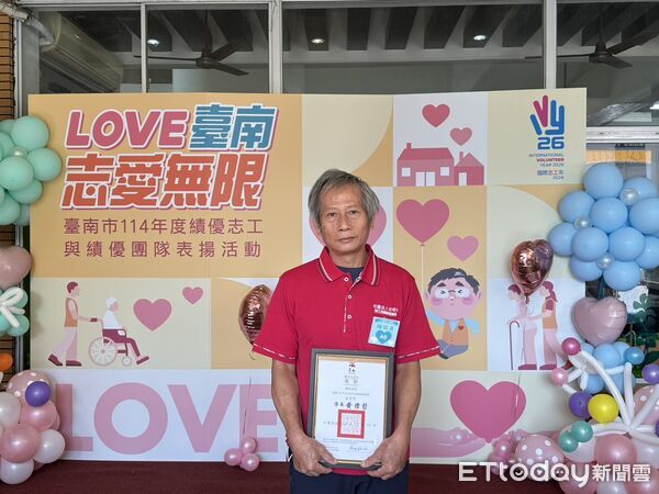 ▲台南市府舉行績優志工表揚典禮,黃偉哲市場到場親頒獎肯定志工付出。(記者林東良翻攝,下同)